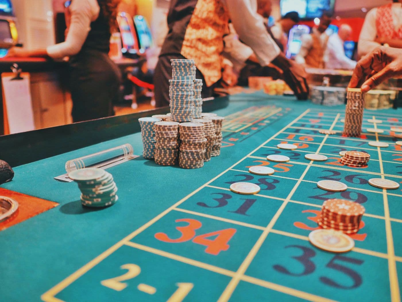Table de roulette avec piles de jetons lors d'une soirée casino