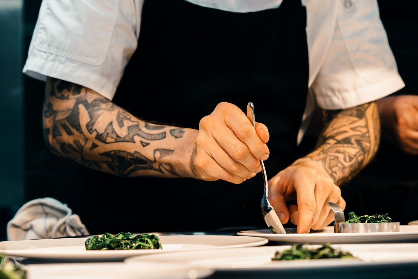 Chef qui dresse des assiettes avec précision
