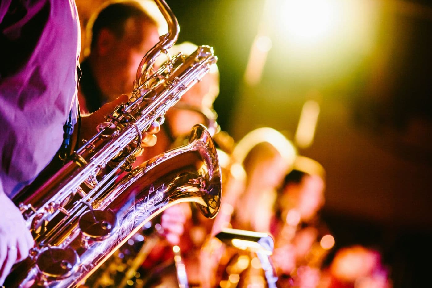 Saxophonistes d'un groupe de jazz sur scène, sous les projecteurs