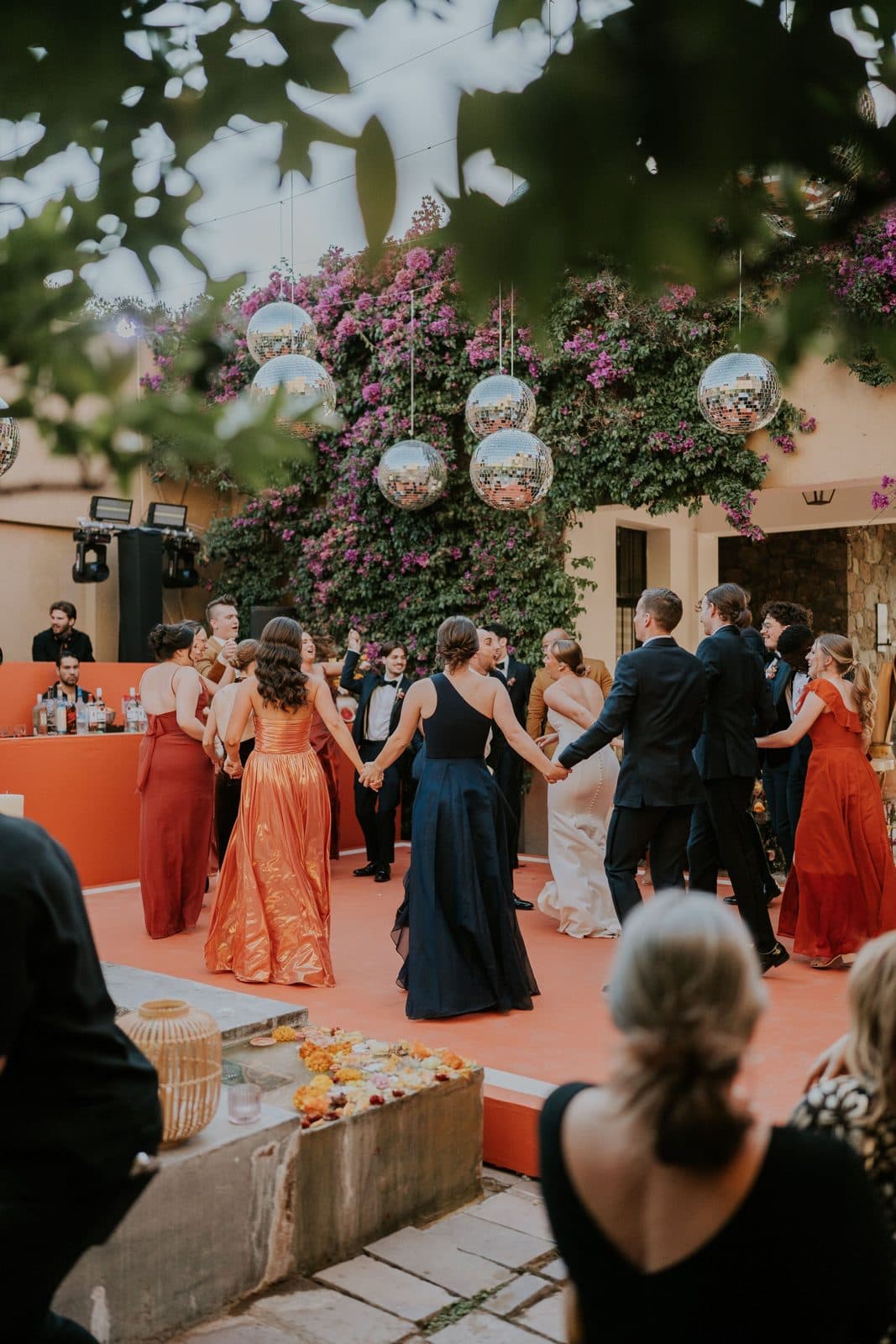 Invités dansant dans une cour décorée de boules à facettes