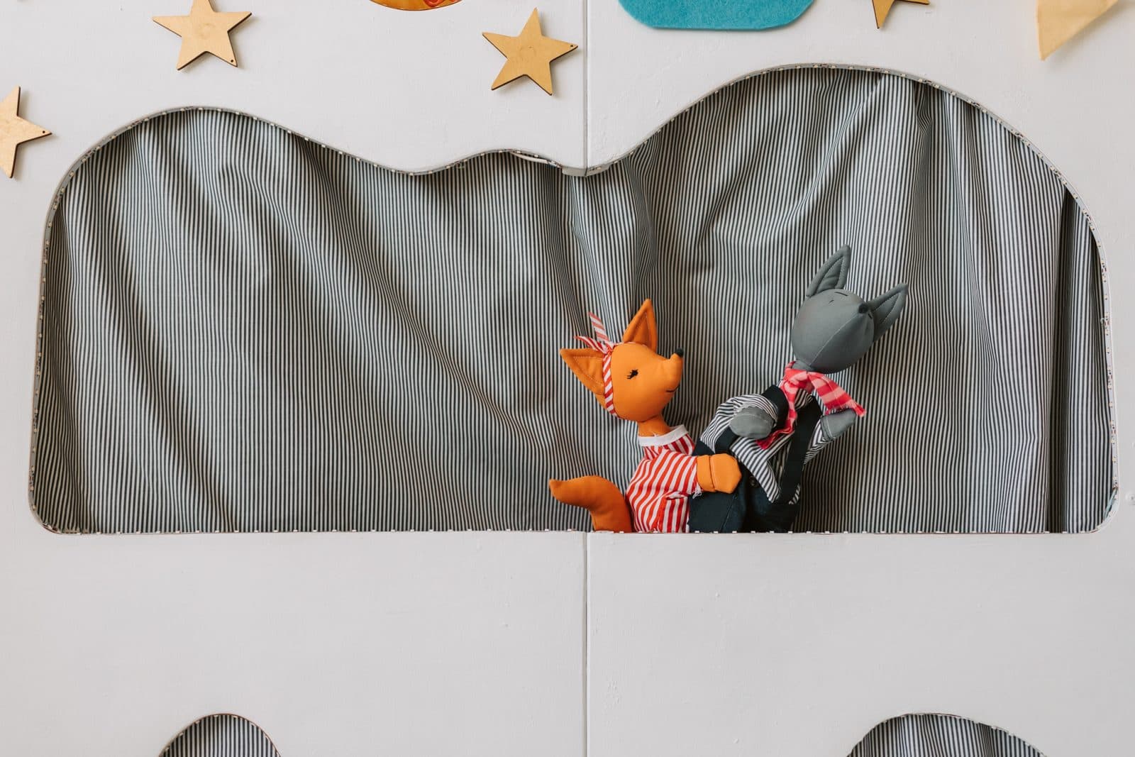 Marionnettes renard et chat dans un petit théâtre
