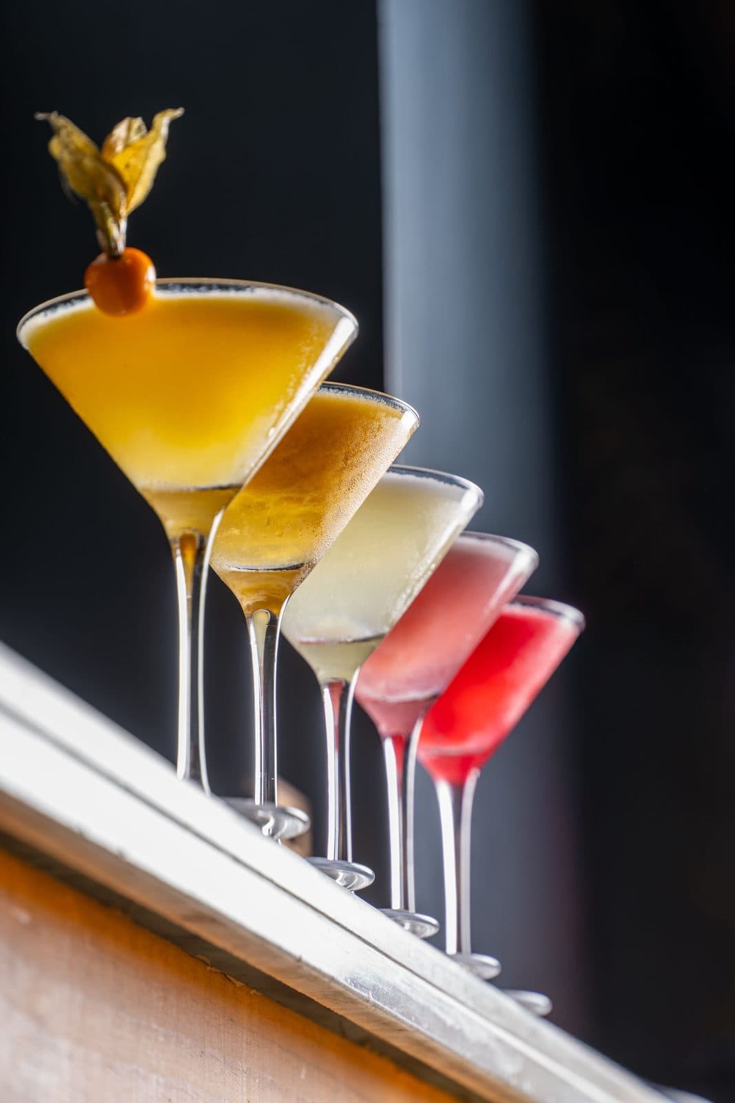 Rangée de cocktails colorés dans des verres à martini