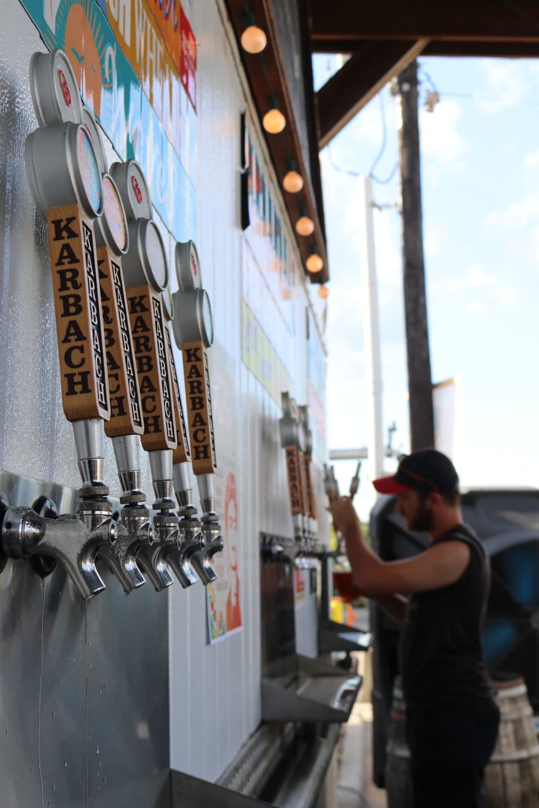 Tireuses à bière pression sur un bar extérieur