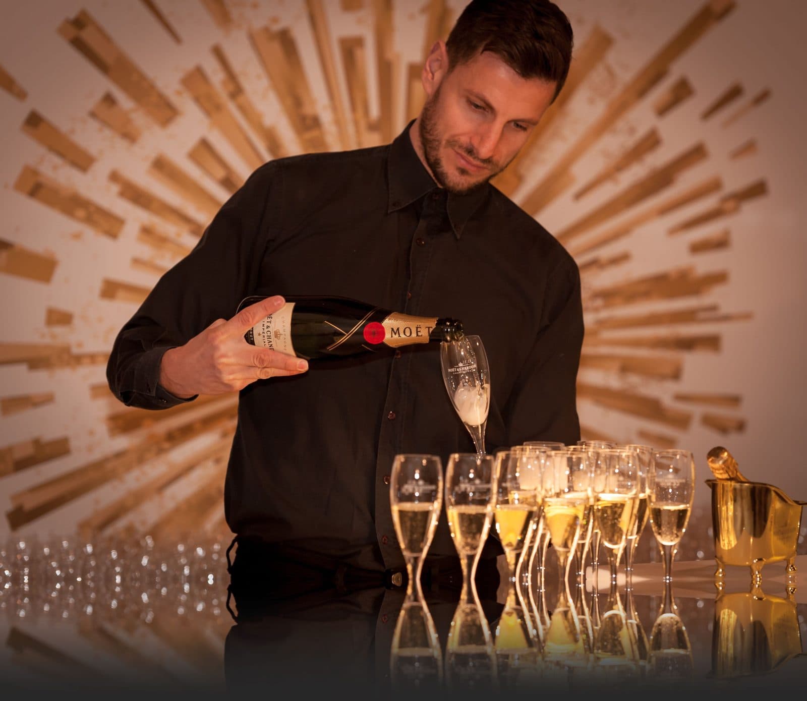 Serveur versant du champagne dans une rangée de coupes