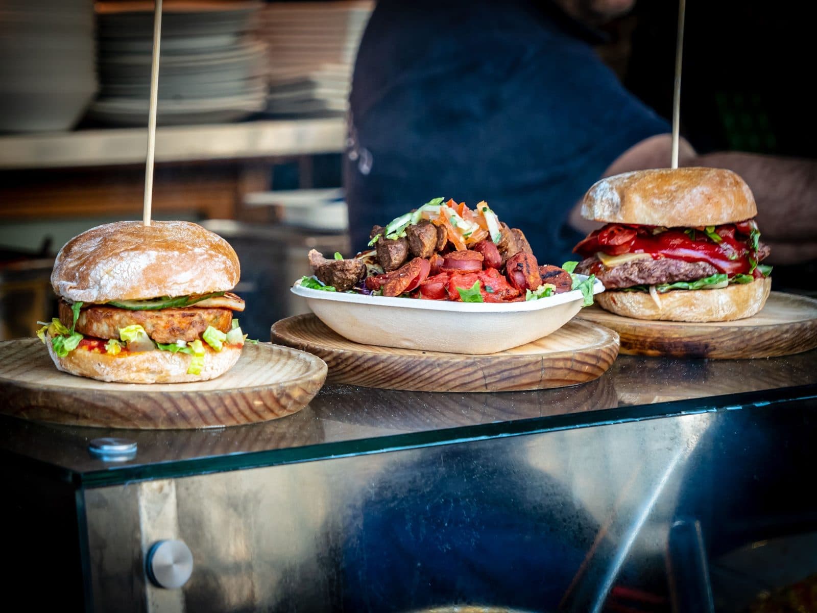 Burgers prêts à servir sur le comptoir d'un food truck