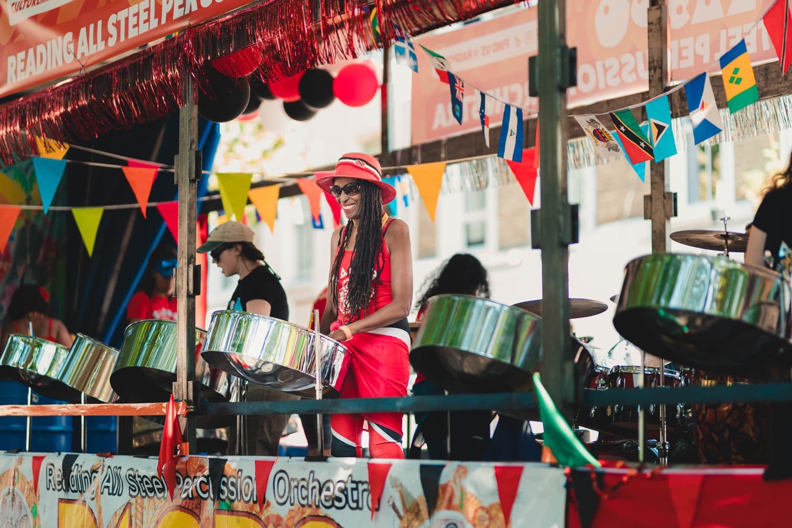 Steel band jouant sur un char décoré de fanions