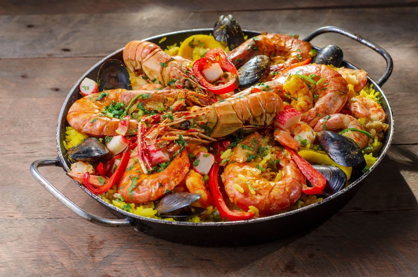 Paella aux fruits de mer avec gambas et moules