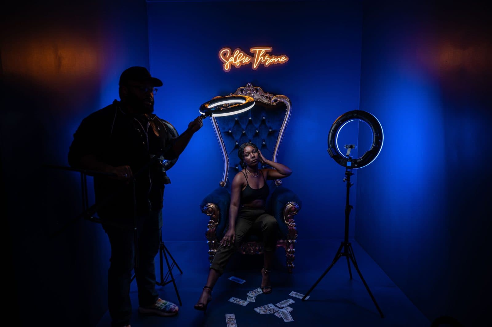 Invitée sur un trône entourée d'anneaux lumineux dans un studio photo