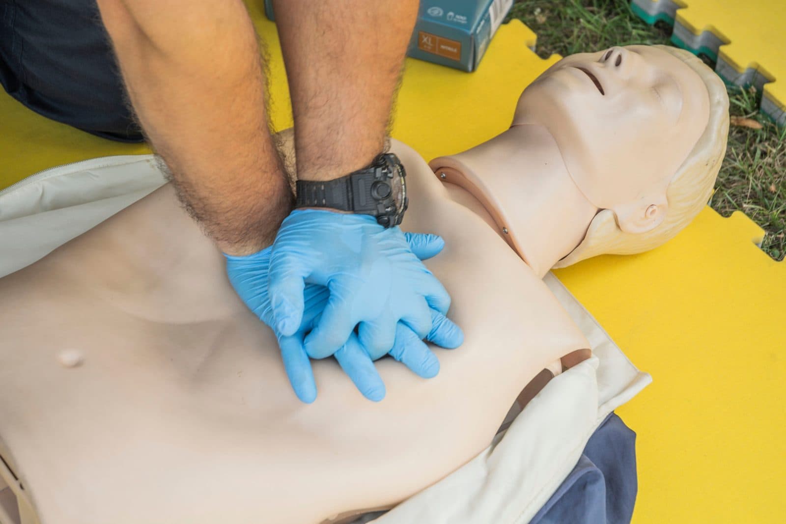 Secouriste pratiquant un massage cardiaque sur un mannequin