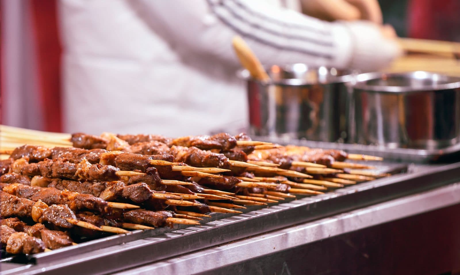 Brochettes de viande sur un grill de stand