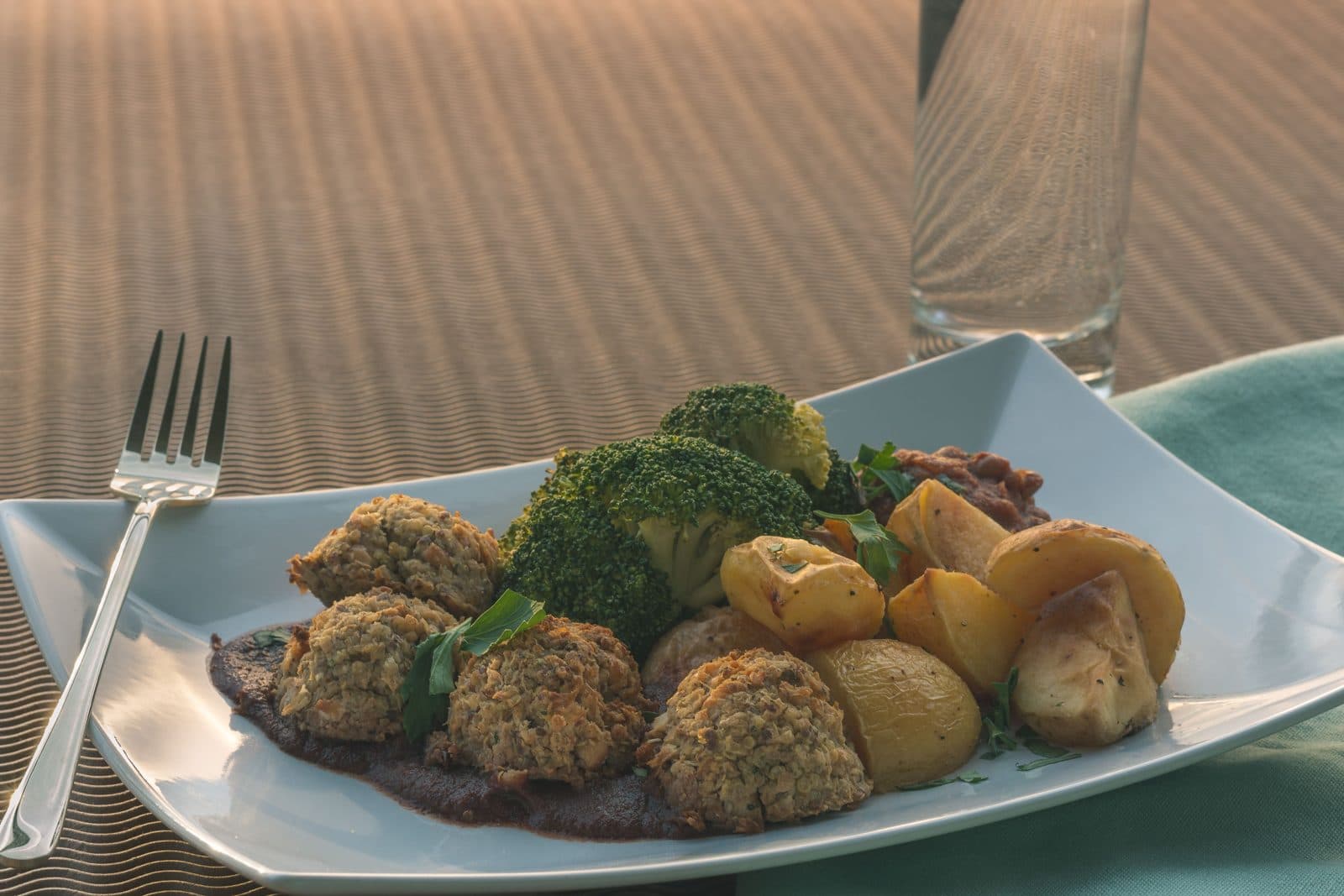 Vegetable patties with broccoli and potatoes